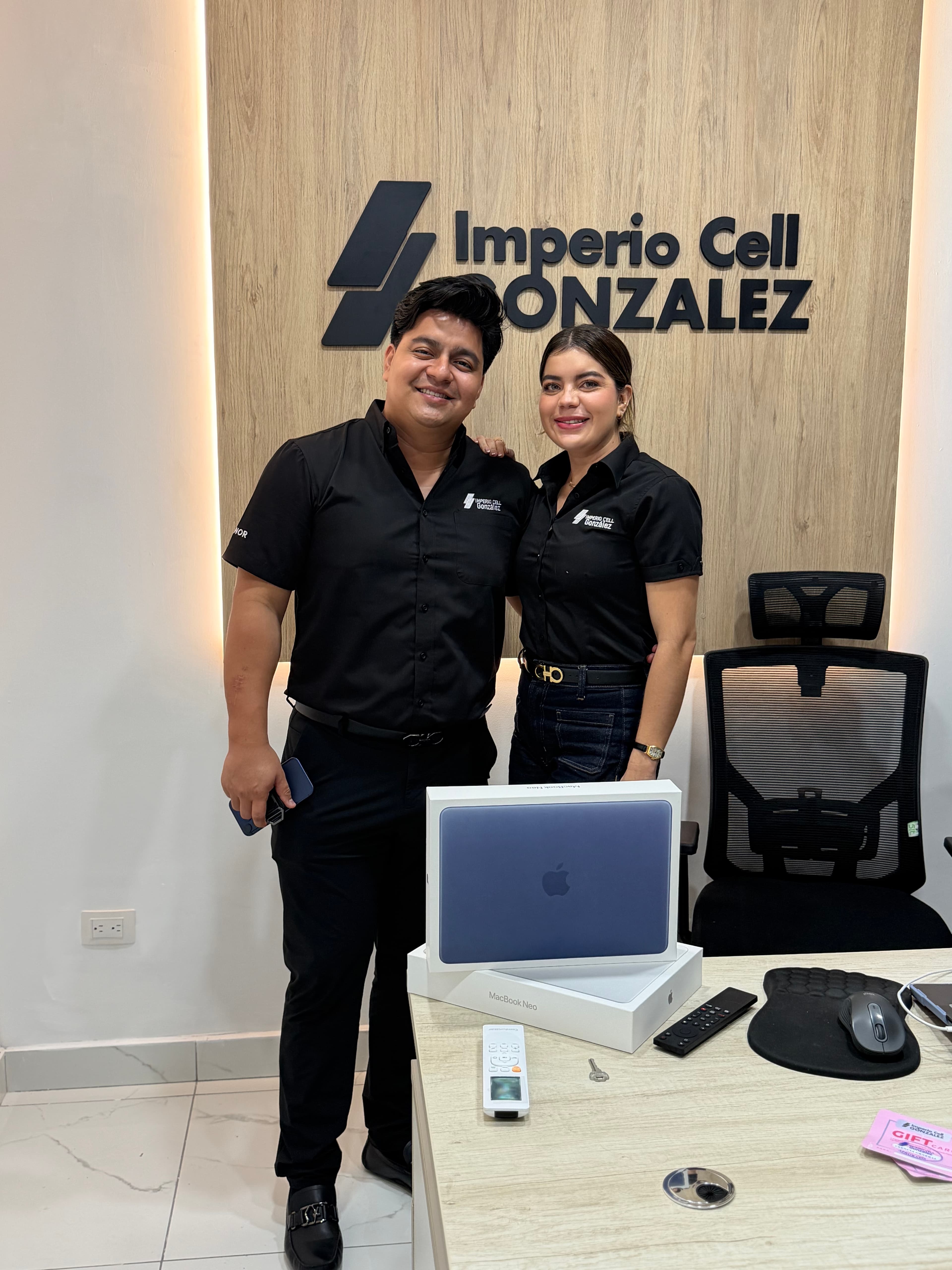 Equipo de Imperio Cell en su tienda en Managua